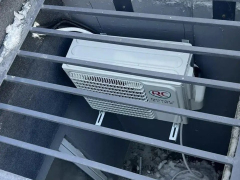 Довеска сплит-системы ROYAL Clima RENAISSANCE 2025 в офисе Барнаула — аккуратный монтаж после ремонта на ул. Гоголя, 52