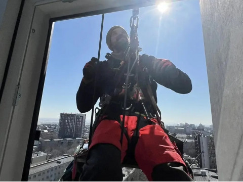 Монтаж сплит-системы Hisense с участием альпиниста в ЖК «Две эпохи»